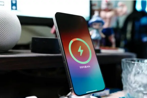 花山苹果15换屏服务分享用什么充电器给iPhone15充电更好 